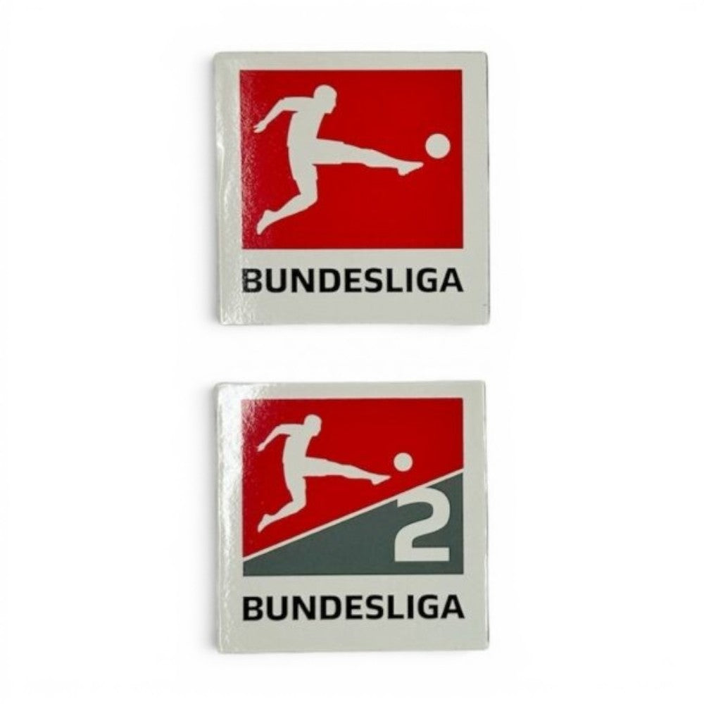 Am Ball Bundesliga und 2. Bundesliga Magneten mit Fußballer-Silhouette in Rot und Weiß. Offizielles DFL-Logo.