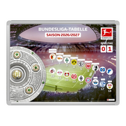 Am Ball Bundesliga Magnet-Tabelle Saison 2026/27 mit 18 Vereinsmagneten und Spieltagsanzeige auf einem Wandboard.