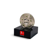 Am Ball 1. Bundesliga Meisterschale Miniatur in Silber mit grünen Edelsteinen auf einem schwarzen Sockel