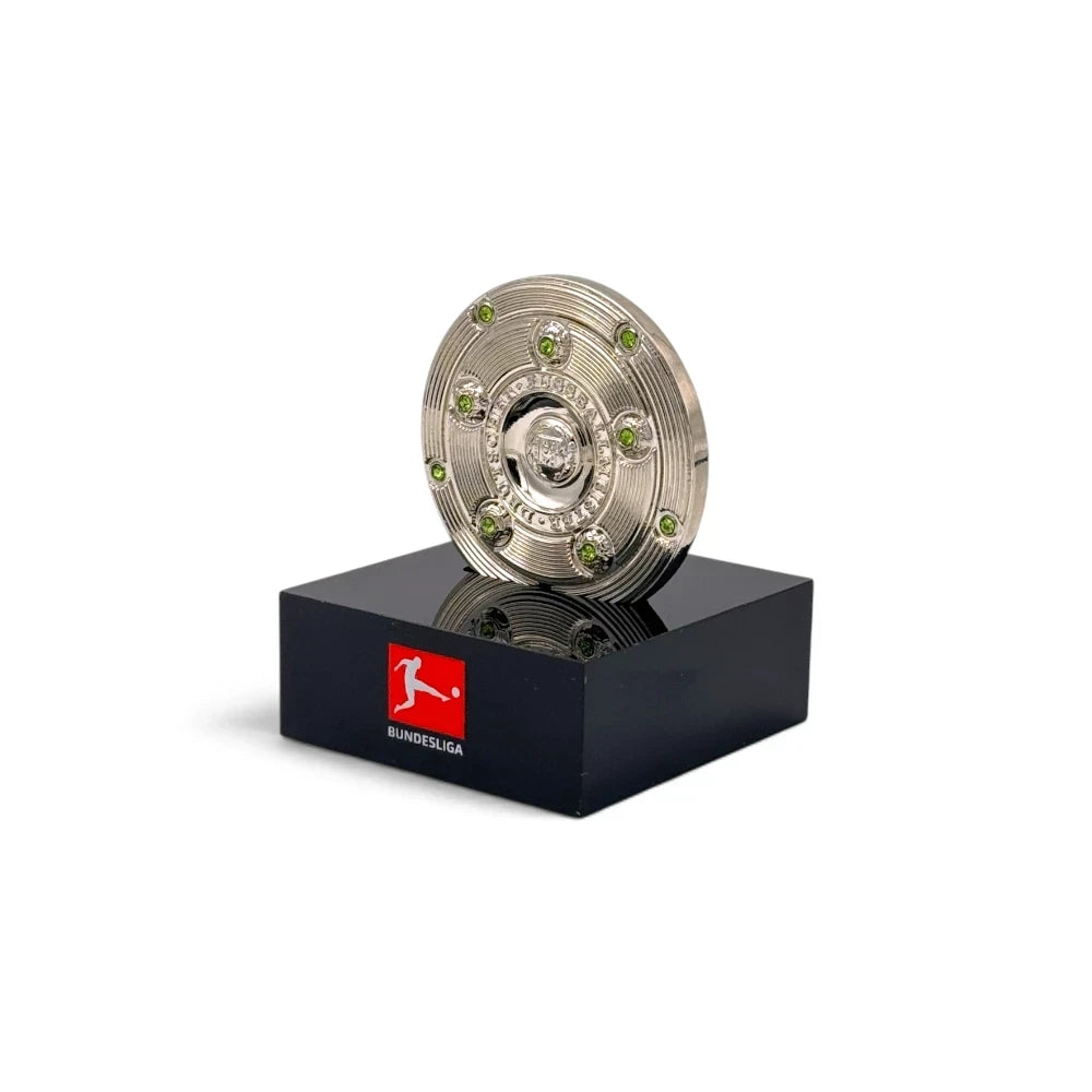 Am Ball 1. Bundesliga Meisterschale Miniatur in Silber mit grünen Schmucksteinen auf schwarzem Sockel