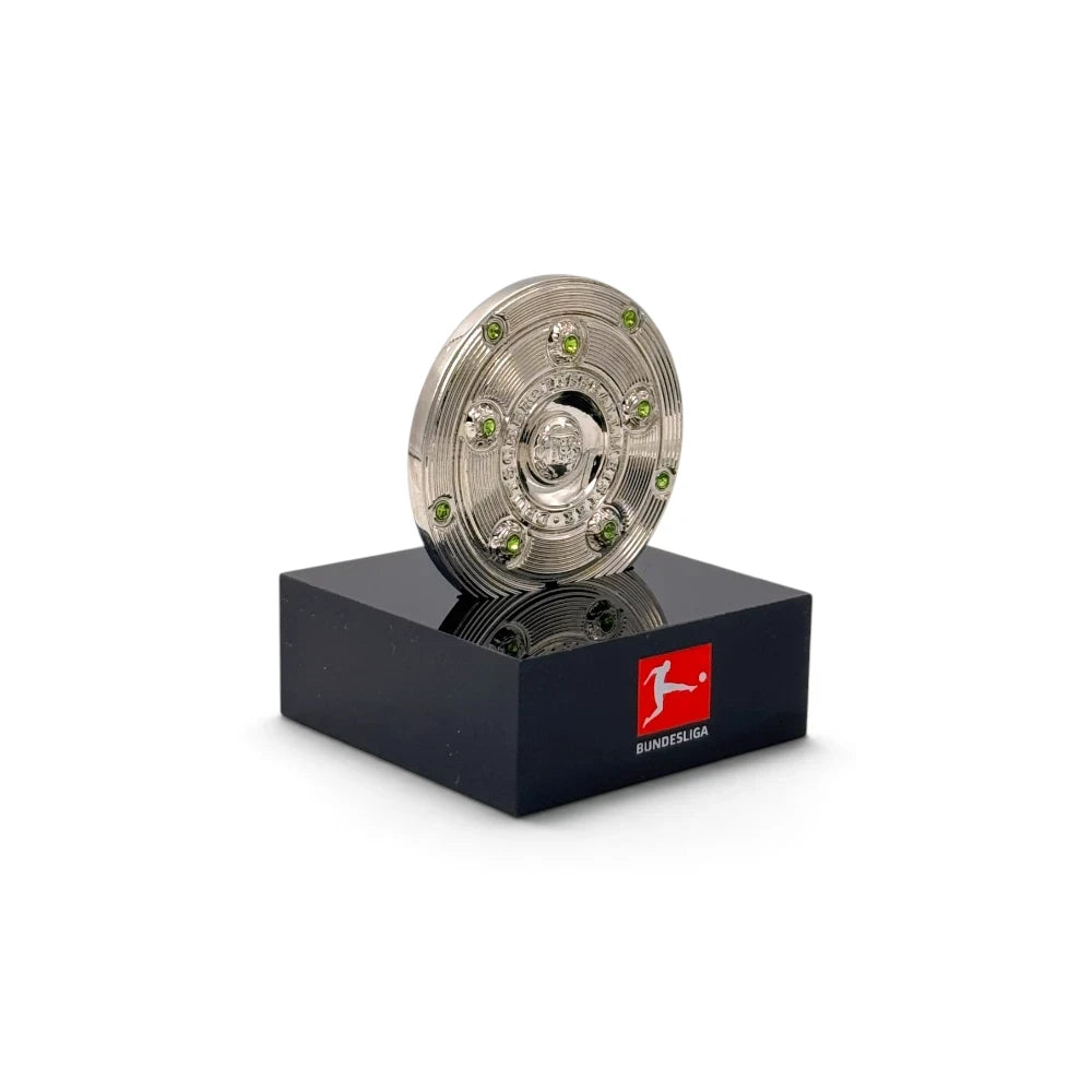 Am Ball 1. Bundesliga Meisterschale Miniatur in Silber mit grünen Edelsteinen auf schwarzem Sockel