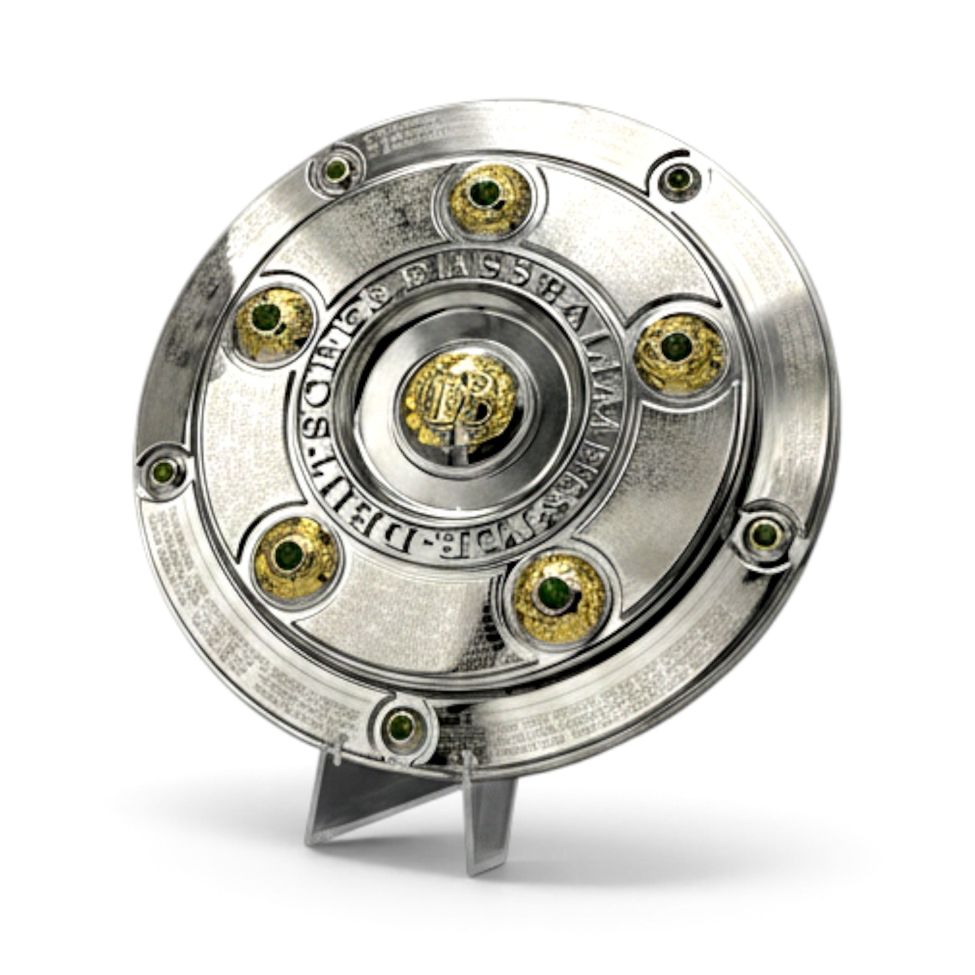 Am Ball 150mm Bundesliga Meisterschale Replik mit detaillierten Gravuren und grünen Schmucksteinen auf Ständer