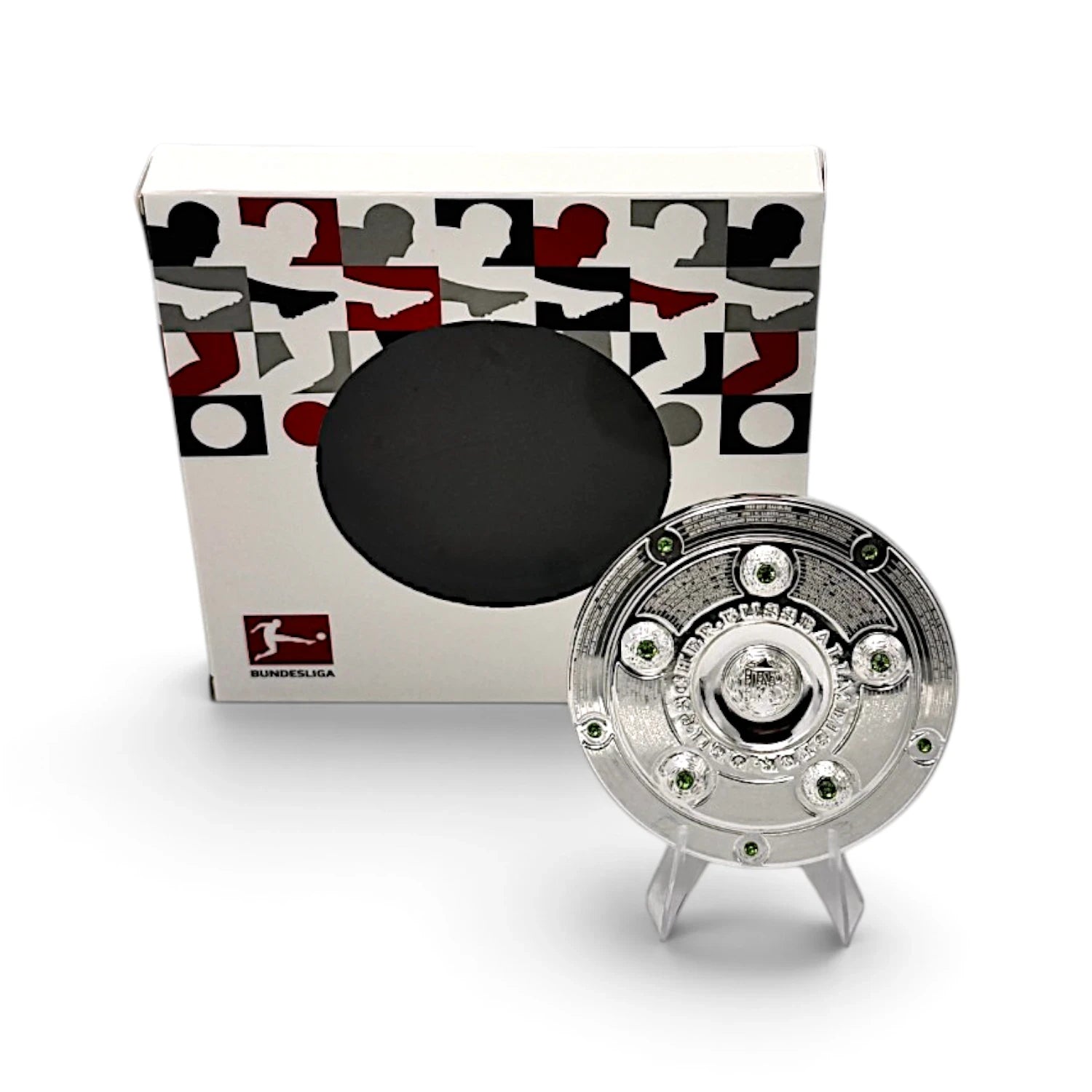 Am Ball 70mm Bundesliga Meisterschale Replik mit Gravur und Displayständer vor der Produktverpackung