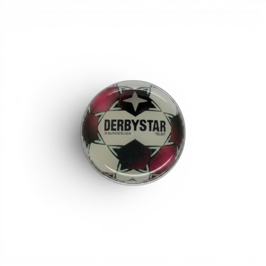 Am Ball Bundesliga Pin-Anstecker Matchball "Derbystar Brilliant APS" (Saison 2020/21) aus Zamak.