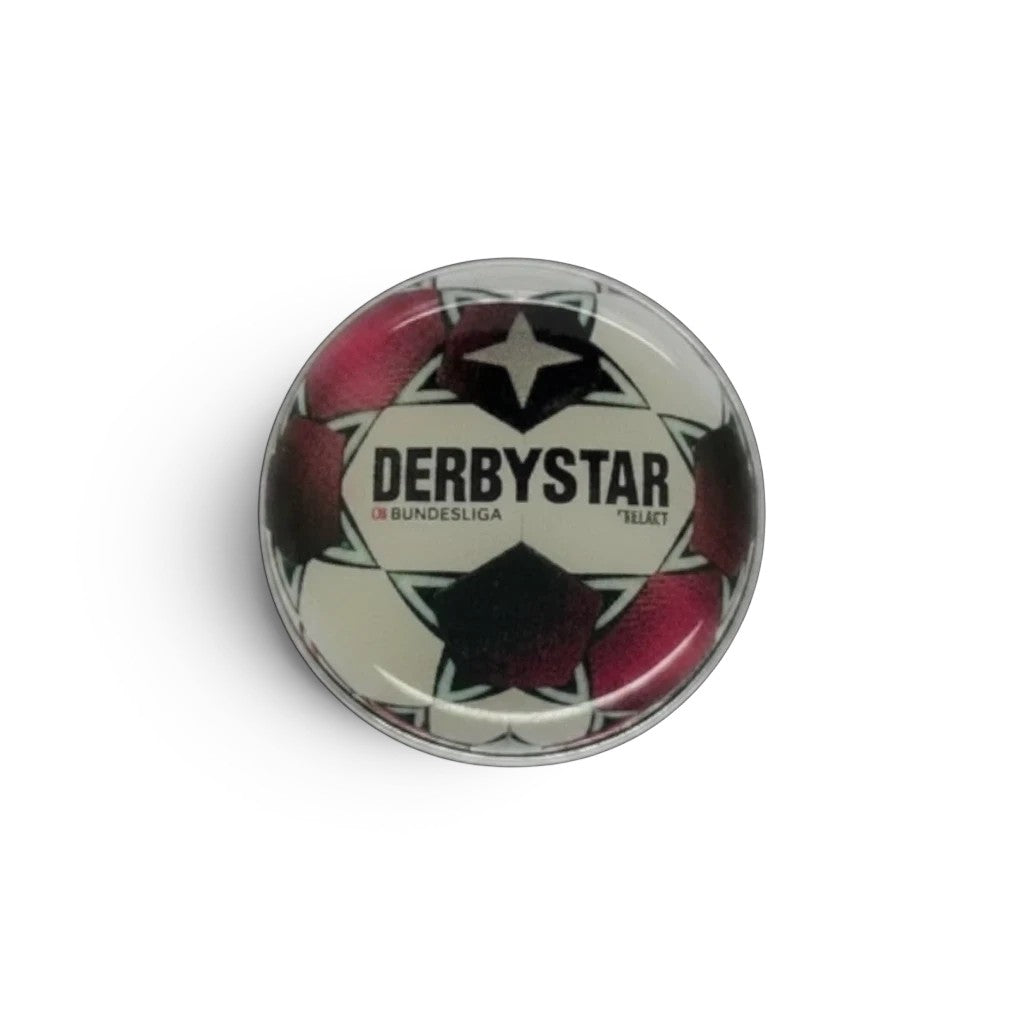 Am Ball Bundesliga Pin-Anstecker Matchball "Derbystar Brilliant APS" (Saison 2020/21) aus Zamak.
