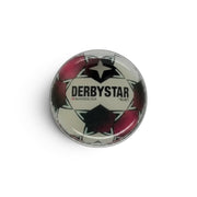 Am Ball Bundesliga Pin-Anstecker Matchball "Derbystar Brilliant APS" (Saison 2020/21) aus Zamak.