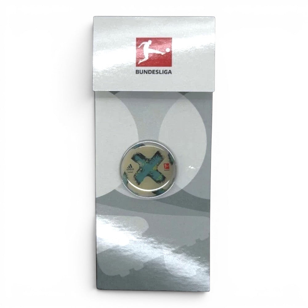 Am Ball Bundesliga Pin Badge mit Adidas Torfabrik Ball (Saison 2017/18) aus Zamak, weiß mit blaugrünen Akzenten.