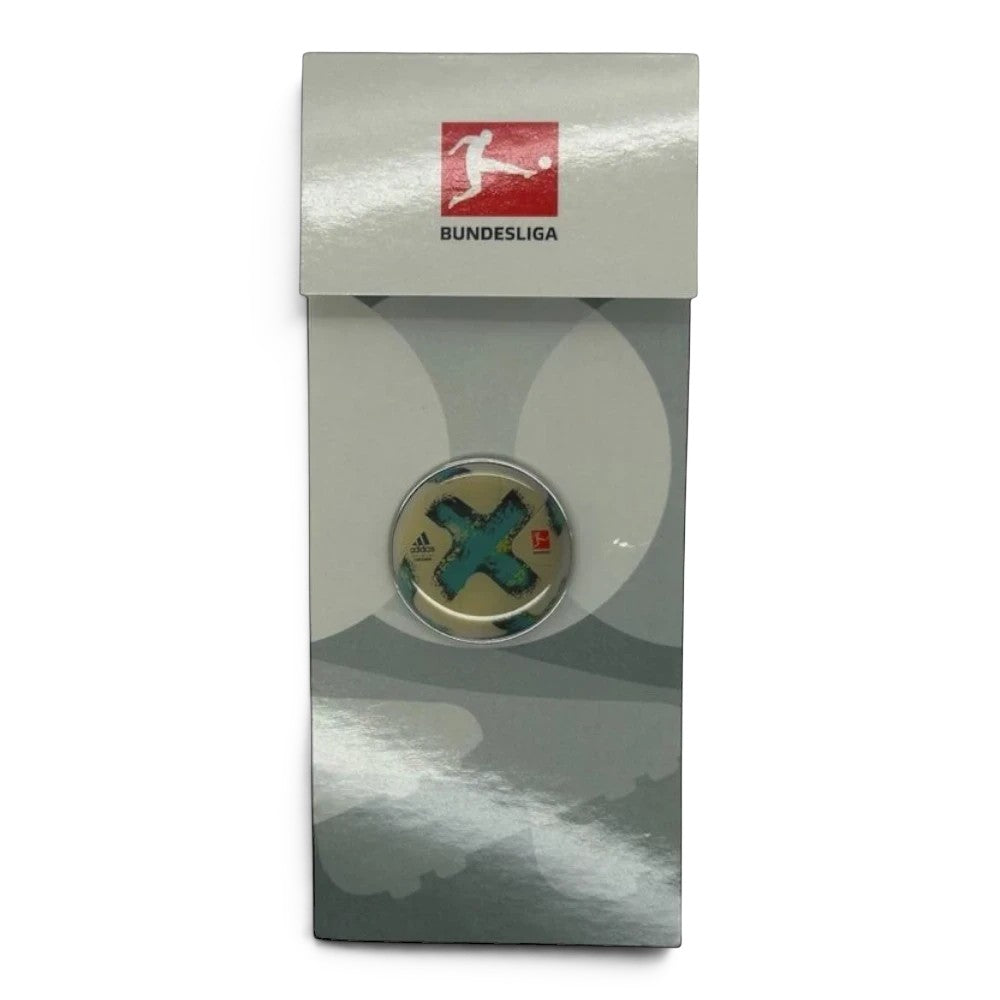 Am Ball Bundesliga Pin Badge mit Adidas Torfabrik Ball (Saison 2017/18) aus Zamak, weiß mit blaugrünen Akzenten.
