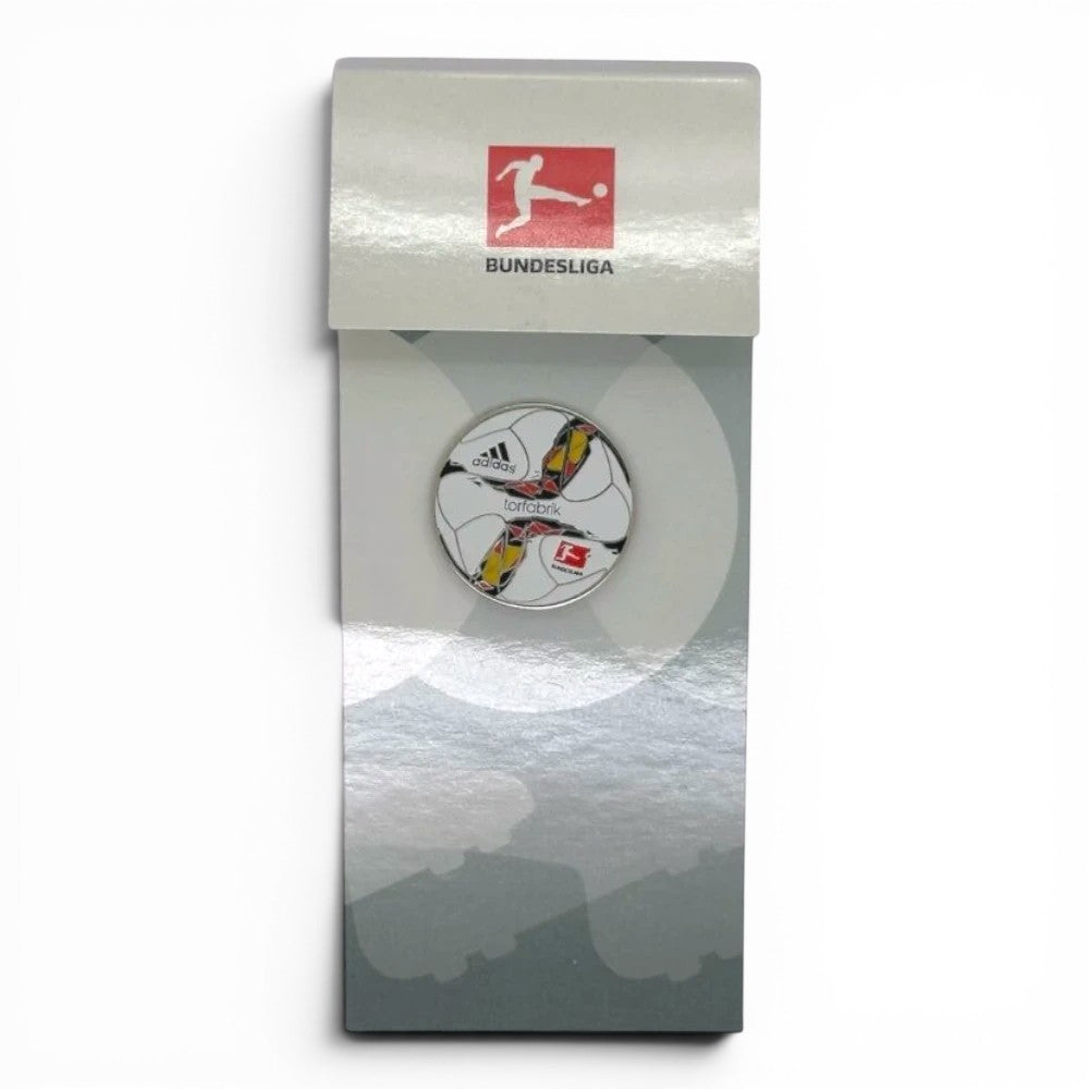 Am Ball Bundesliga Pin Badge mit Adidas Torfabrik Ball (Saison 2015/16) aus Zamak