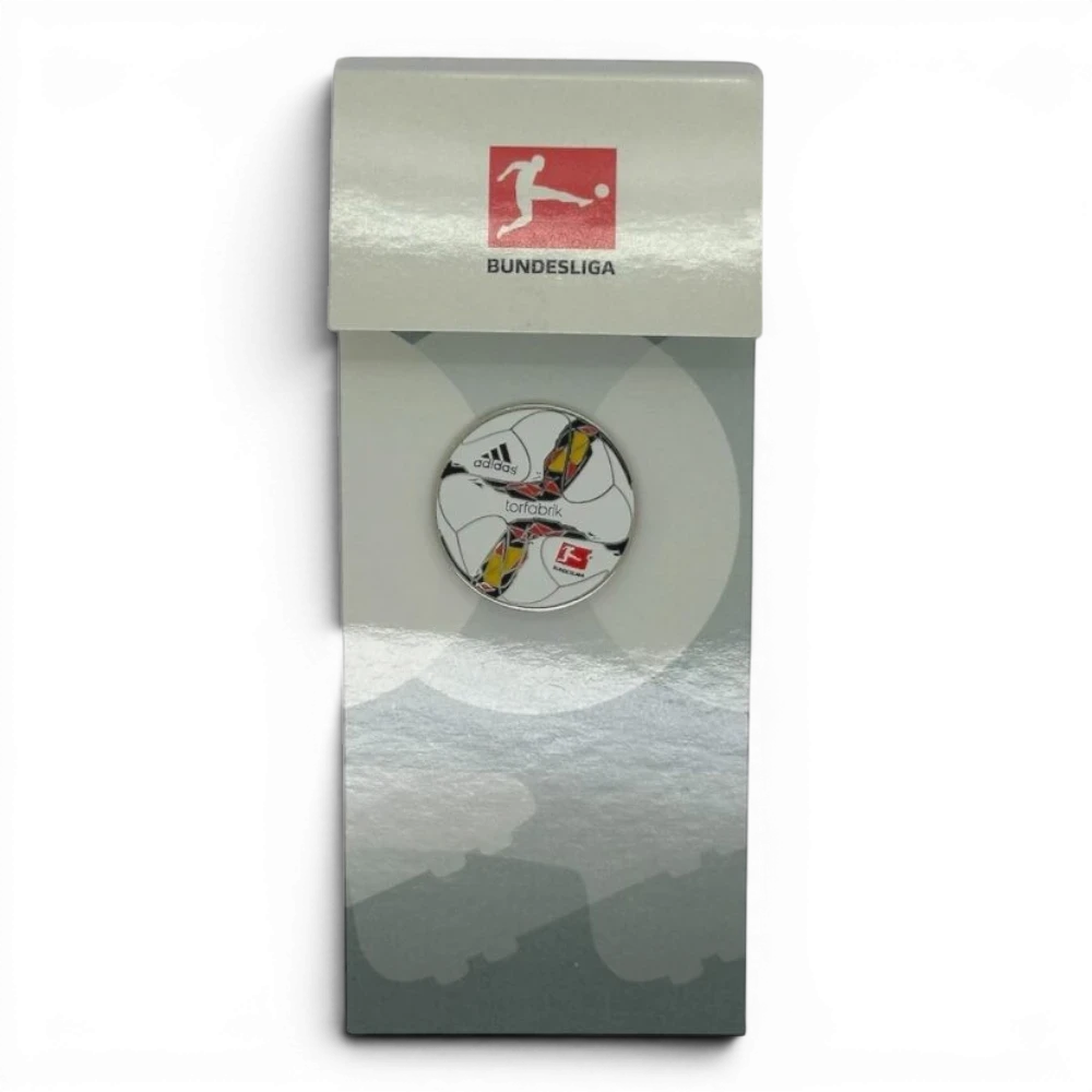 Am Ball Bundesliga Pin Badge mit Adidas Torfabrik Ball (Saison 2015/16) aus Zamak