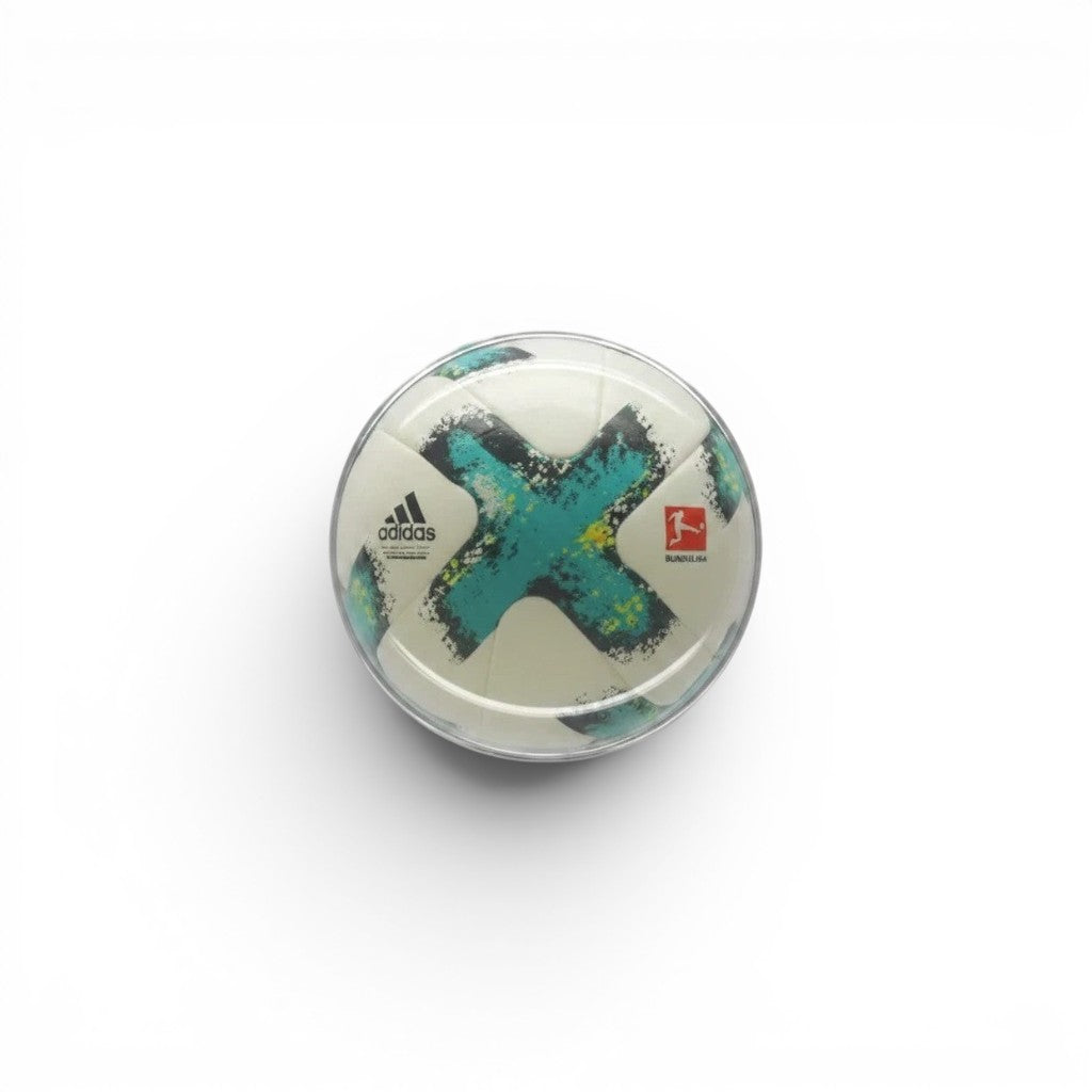 Am Ball Bundesliga Pin Badge Matchball Adidas Torfabrik (2017/18) aus Zamak, weiß mit türkisfarbenen Akzenten.