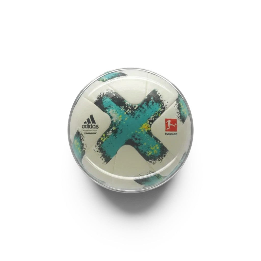 Am Ball Bundesliga Pin Badge Matchball Adidas Torfabrik (2017/18) aus Zamak, weiß mit türkisfarbenen Akzenten.