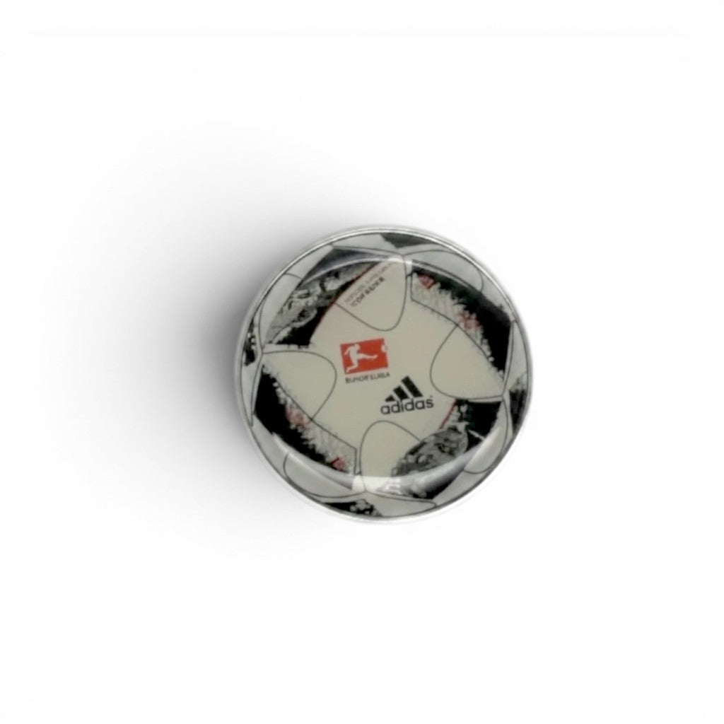 Am Ball Bundesliga Pin Badge mit Adidas Torfabrik Ball Design, Saison 2016/17, aus Zamak