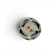 Am Ball Bundesliga Pin Badge mit Adidas Torfabrik Ball Design, Saison 2016/17, aus Zamak