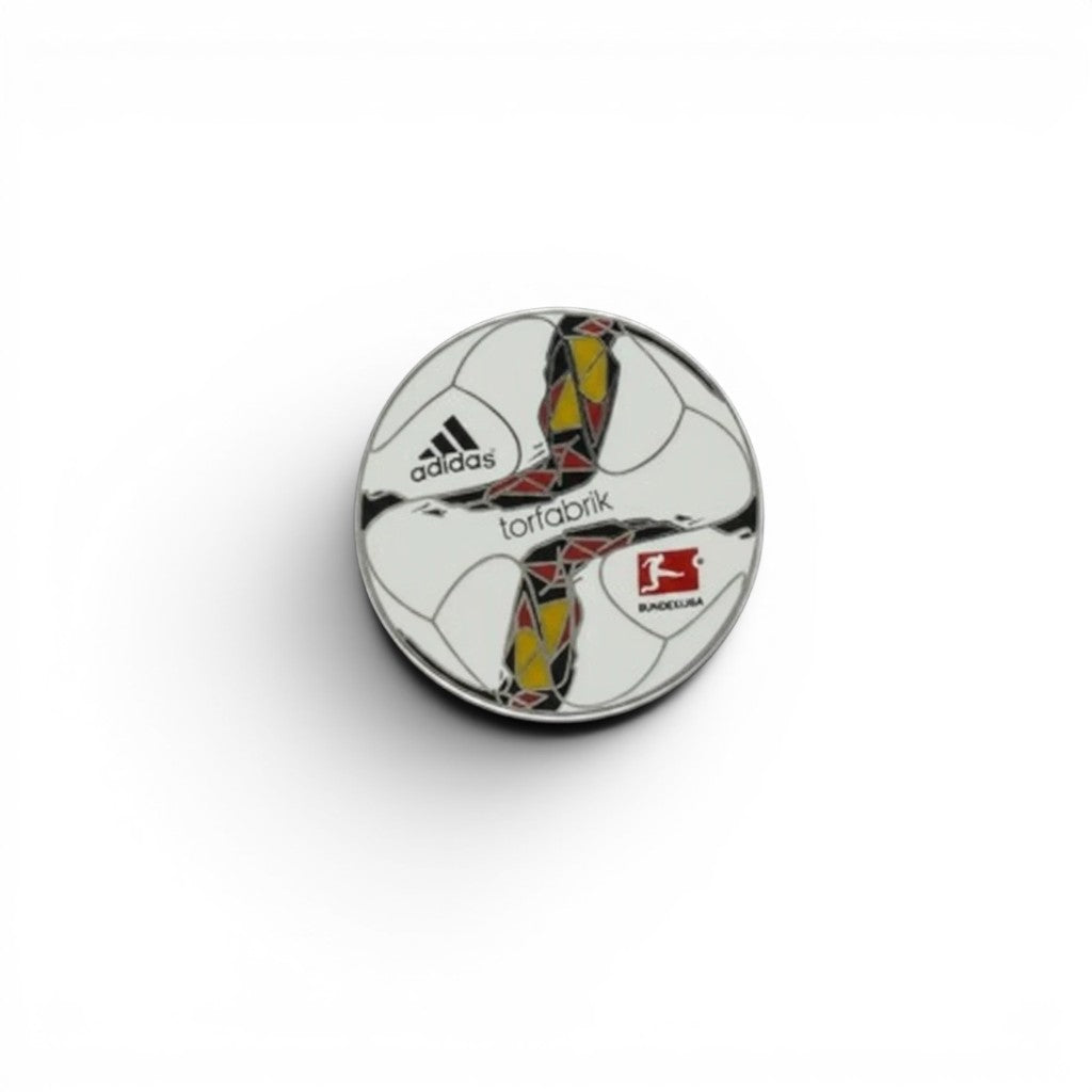 Am Ball Bundesliga Pin Badge mit Adidas Torfabrik Ball (Saison 2015/16) aus Zamak.