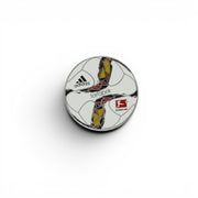 Am Ball Bundesliga Pin Badge mit Adidas Torfabrik Ball (Saison 2015/16) aus Zamak.