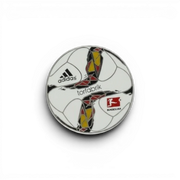 Am Ball Bundesliga Pin Badge mit Adidas Torfabrik Ball (Saison 2015/16) aus Zamak.