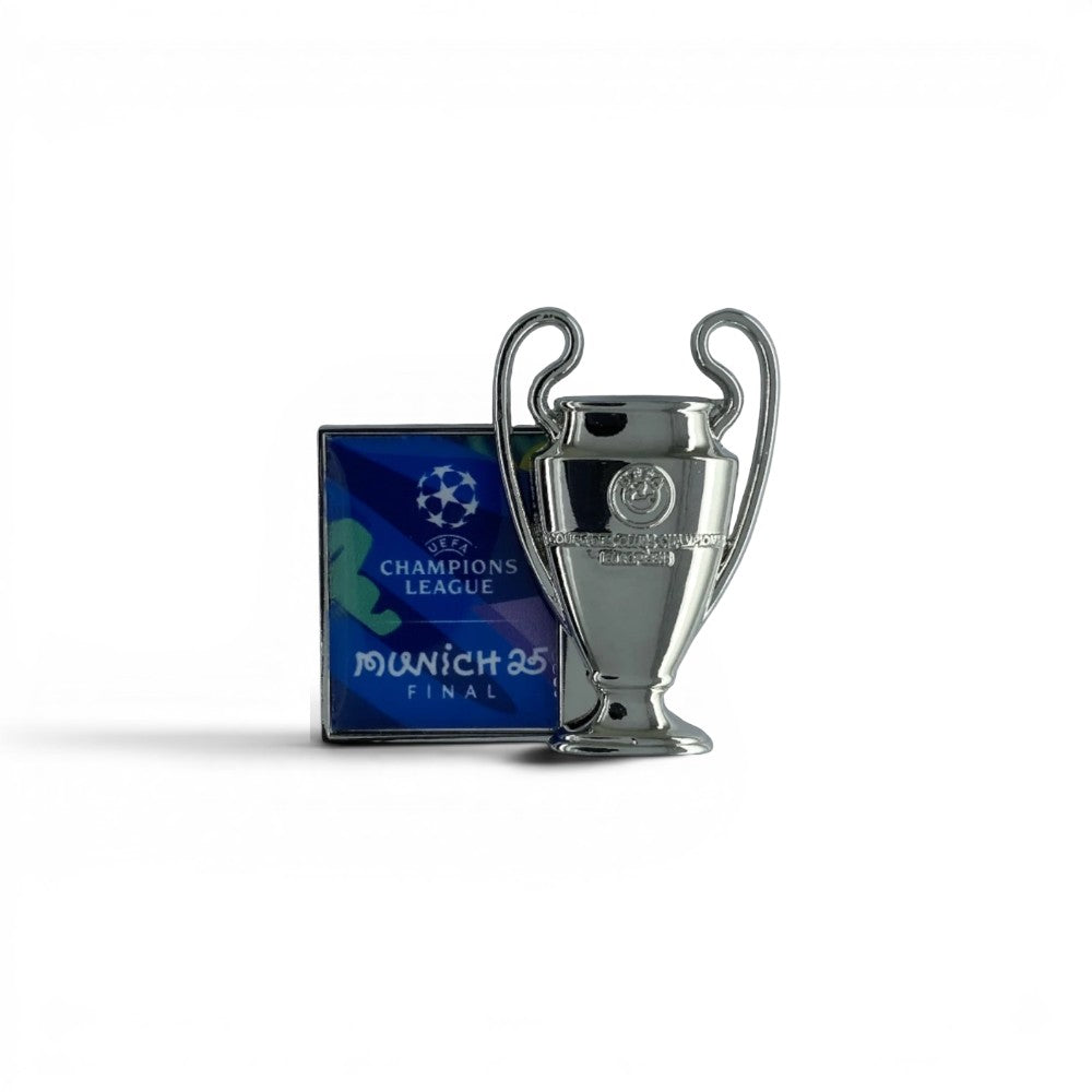 Am Ball UEFA Champions League Pin Badge mit silbernem Pokal und Munich 25 Final Design auf einer Papierkarte