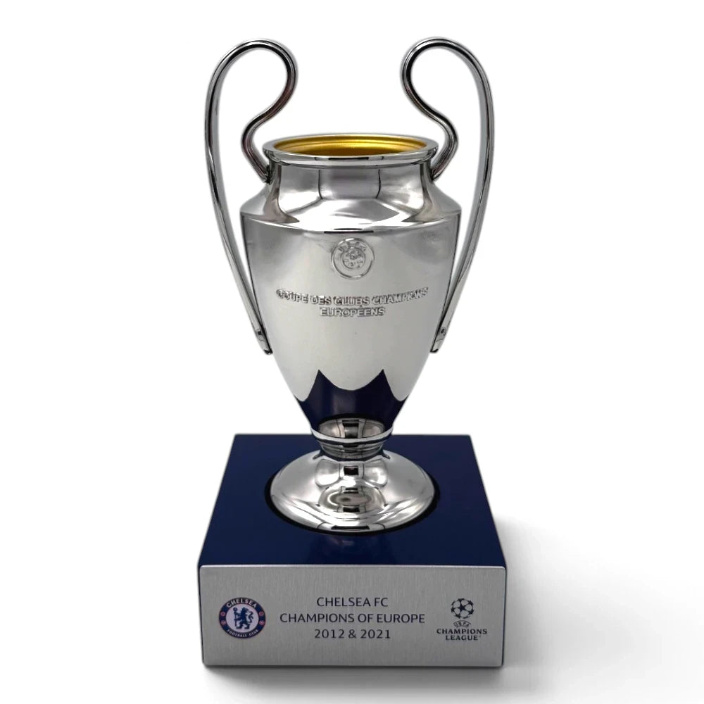 Am Ball UEFA Champions League Pokal Replika aus Metall auf blauem Acrylsockel mit Chelsea FC Gravur
