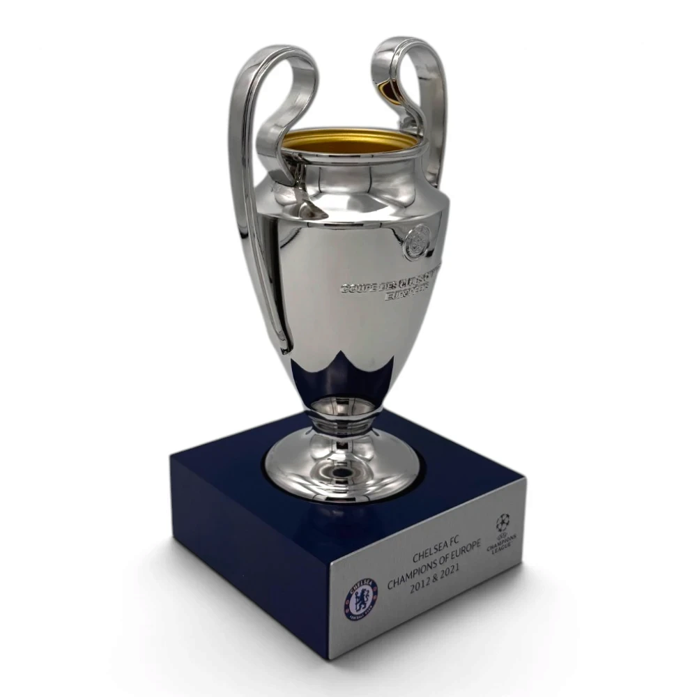Am Ball UEFA Champions League Pokal-Replika aus Metall auf blauem Acrylsockel mit Chelsea FC Gravur