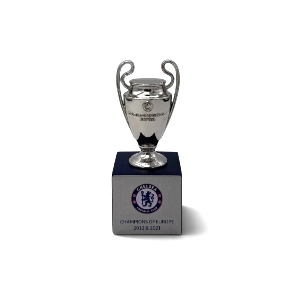 Am Ball UEFA Champions League Pokal-Replika aus verchromtem Metall auf einem Holzsockel mit Chelsea FC Logo