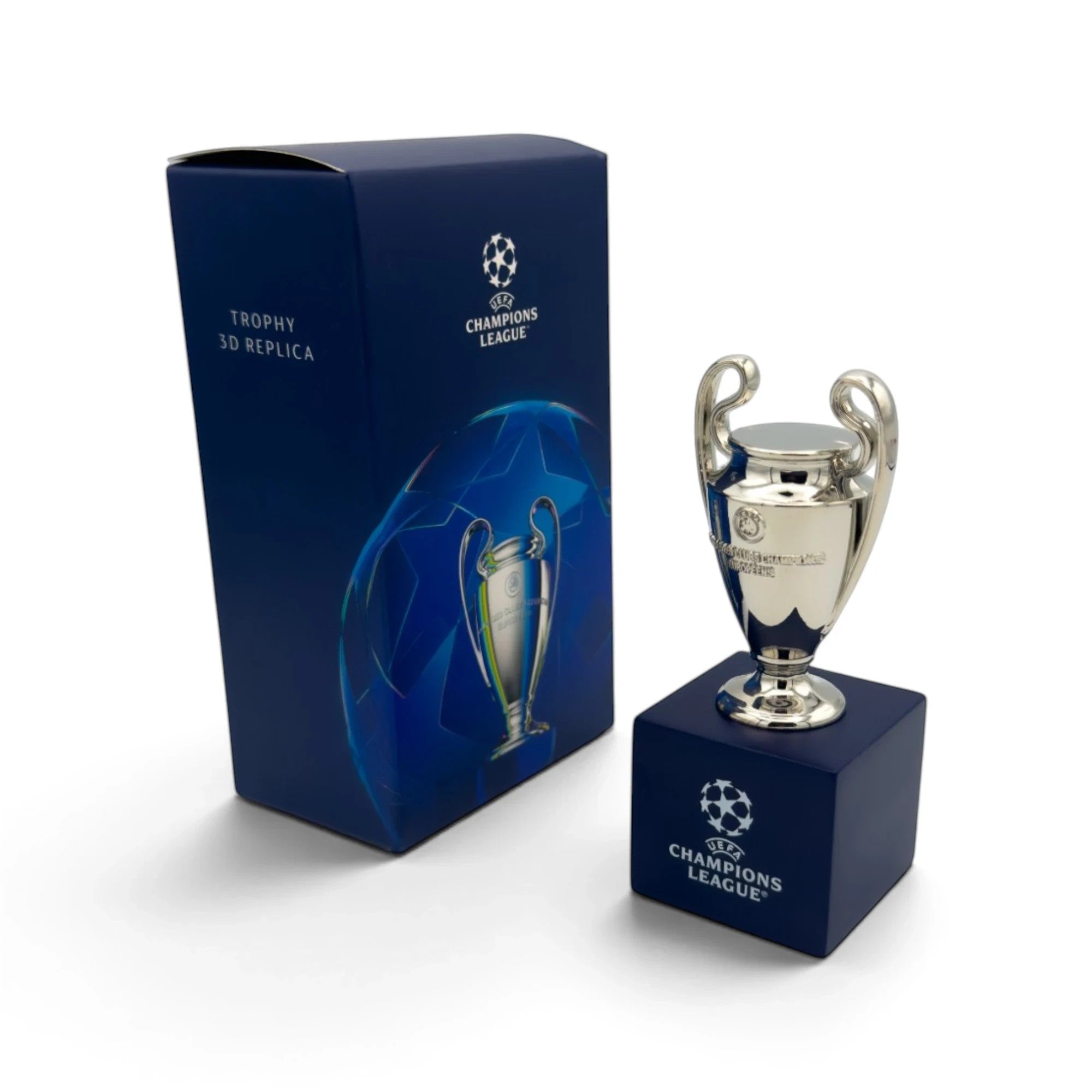 Am Ball UEFA Champions League Pokal-Nachbildung 70 mm auf blauem Sockel mit passender Geschenkbox