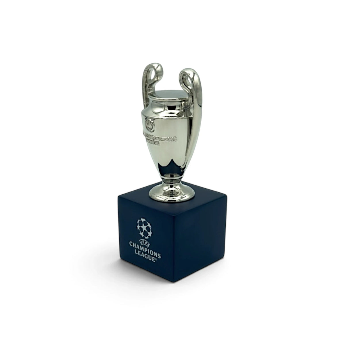 Am Ball UEFA Champions League Pokal-Replika 70 mm auf einem blauen quadratischen Sockel mit Logo