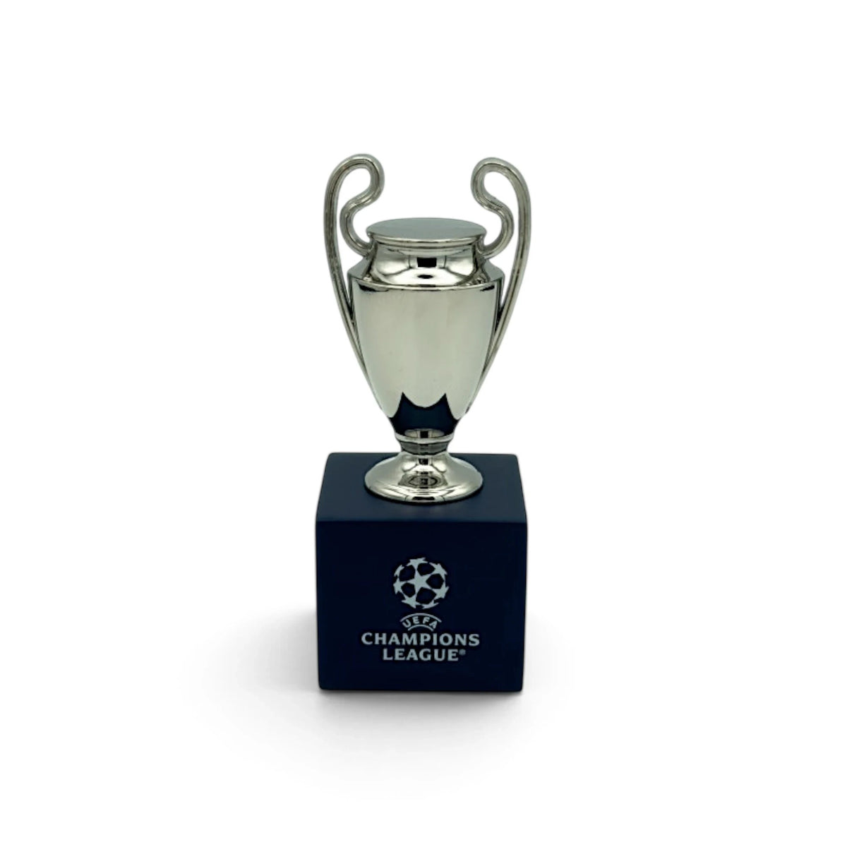 Am Ball UEFA Champions League Pokal-Replika 70 mm auf einem dunkelblauen Holzsockel mit offiziellem Logo