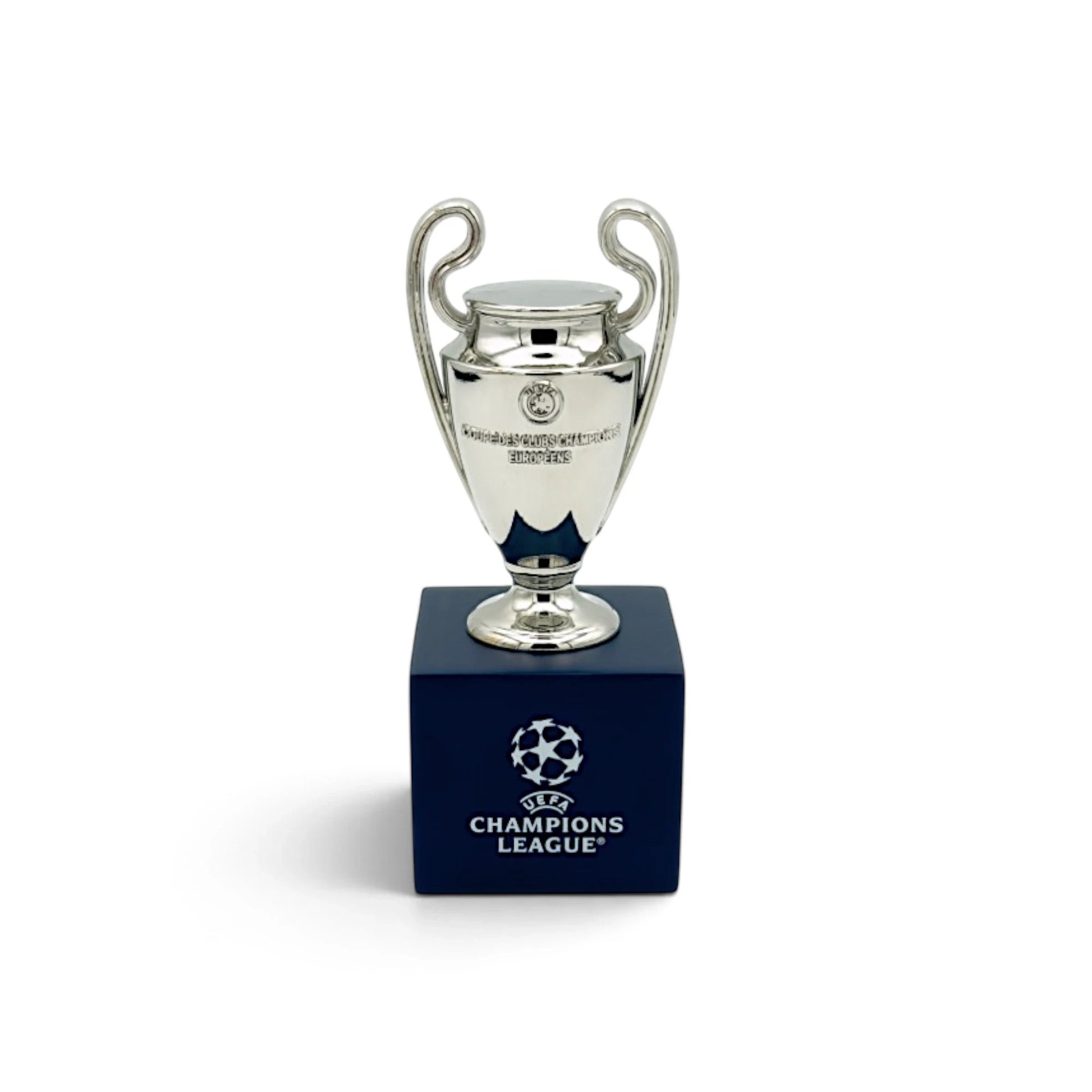 Am Ball UEFA Champions League Pokal-Replika, 70 mm, auf einem eleganten dunkelblauen Holzsockel präsentiert.