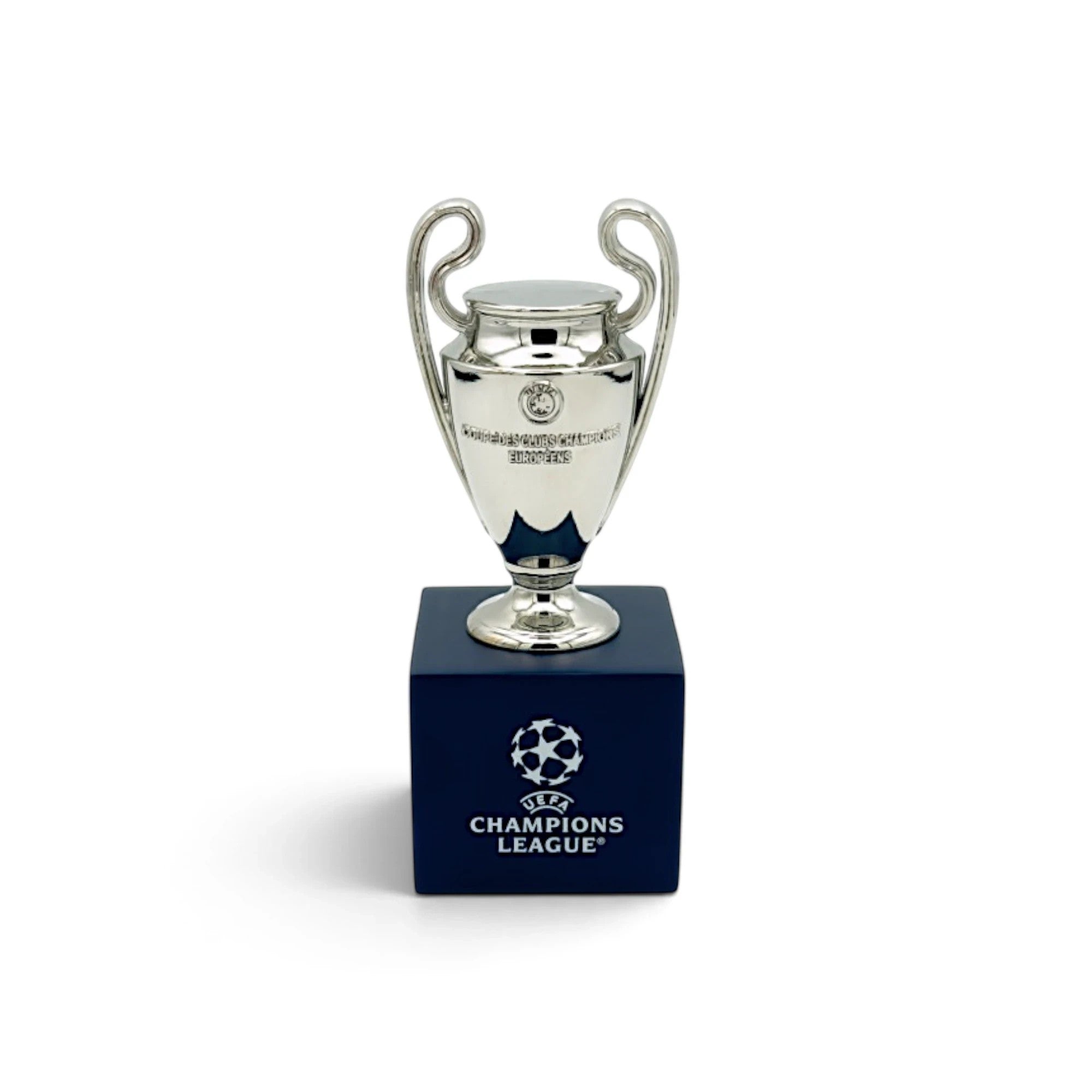 Am Ball UEFA Champions League Pokal-Replika, 70 mm, auf einem eleganten dunkelblauen Holzsockel präsentiert.