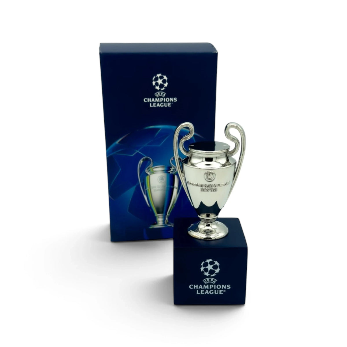 Am Ball UEFA Champions League Pokal-Replikat, 70 mm, auf blauem Sockel mit passender Geschenkbox