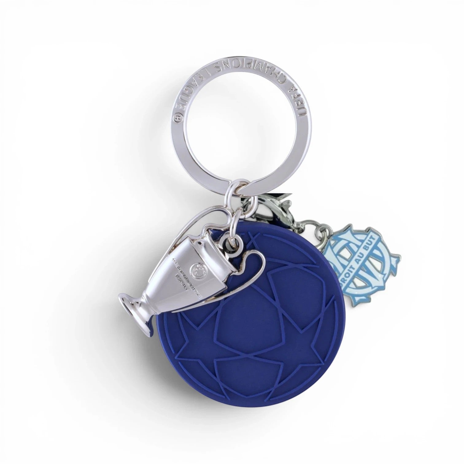 Am Ball UEFA Champions League Schlüsselanhänger mit blauem PVC-Element, silbernem Pokal-Anhänger und OM-Logo