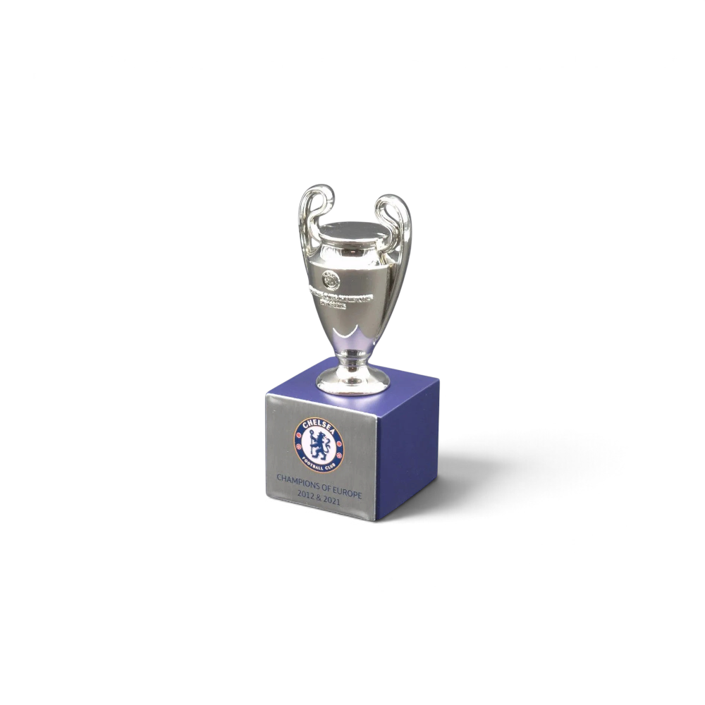 Am Ball UEFA Champions League Pokal-Replika aus Zamak auf blauem Holzsockel mit Chelsea FC Gravur