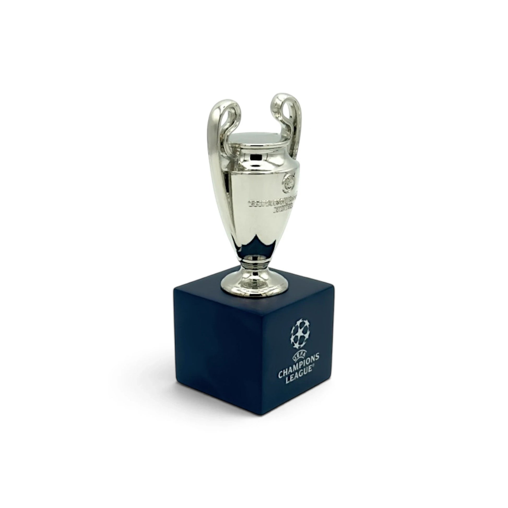 Am Ball UEFA Champions League Trophäen-Nachbildung, 70 mm, auf einem eleganten, dunkelblauen Holzsockel