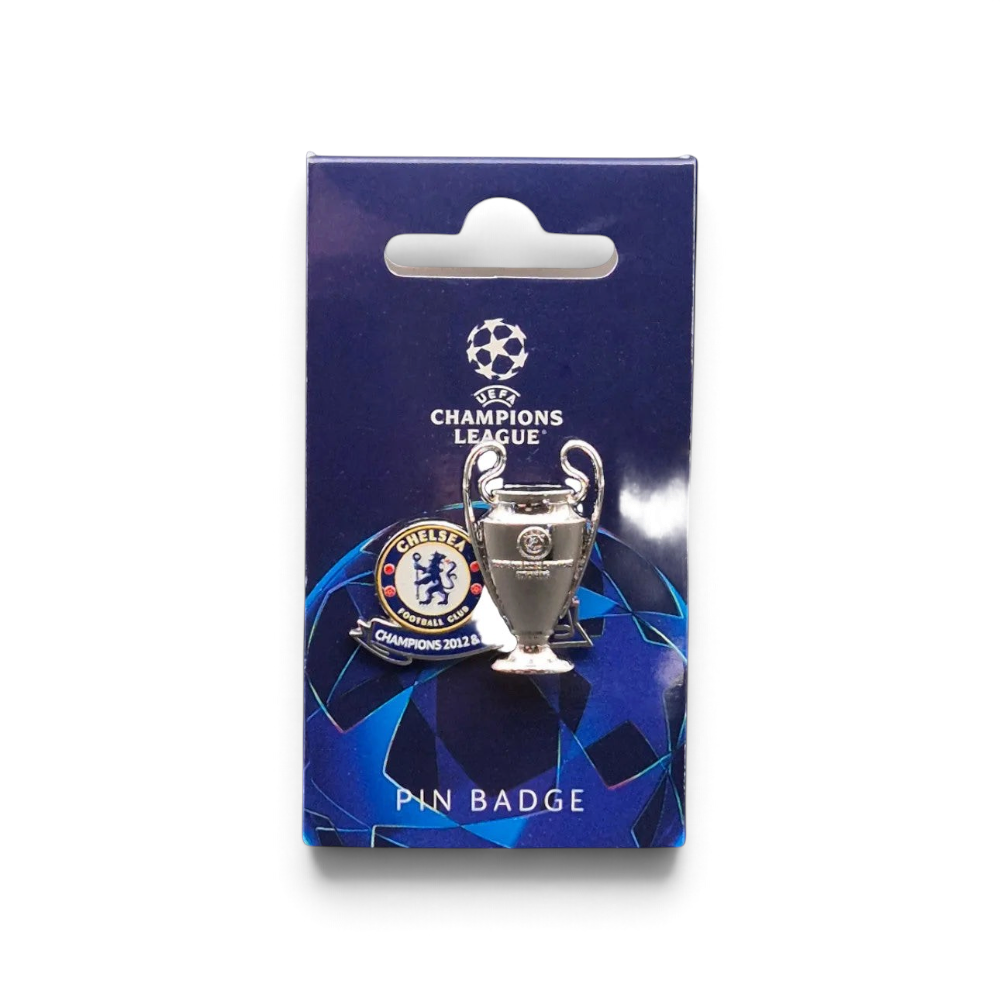 Am Ball UEFA Champions League Anstecknadel mit Chelsea FC Logo und silbernem Pokal auf offizieller Karte