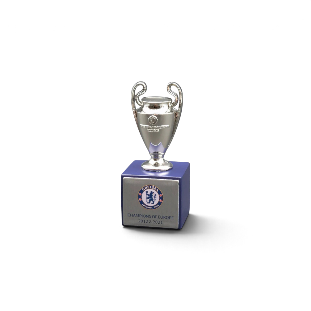 Am Ball UEFA Champions League Trophäen-Nachbildung aus Zamak auf blauem Holzsockel mit Chelsea FC Gravur