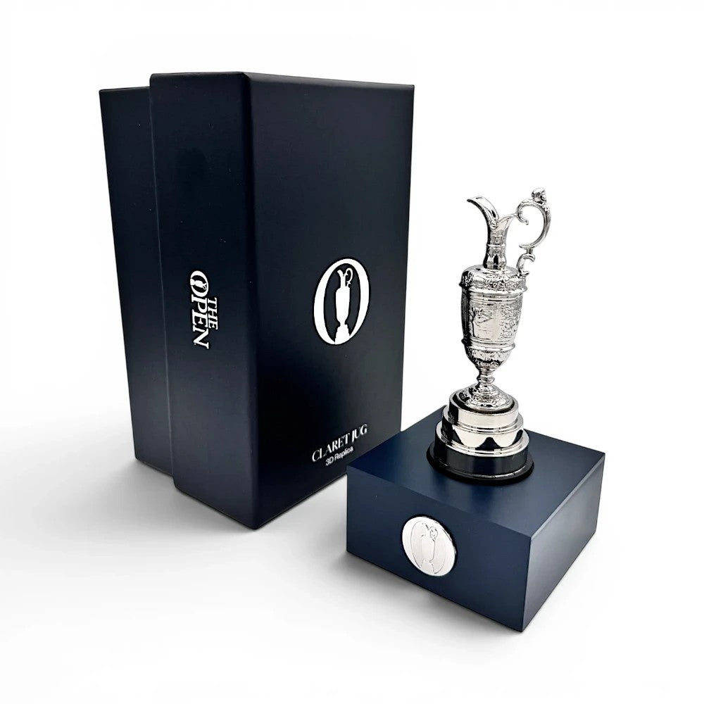 Am Ball The Open Claret Jug 100 mm Replik aus Metall auf einem blauen Sockel mit passender Geschenkbox