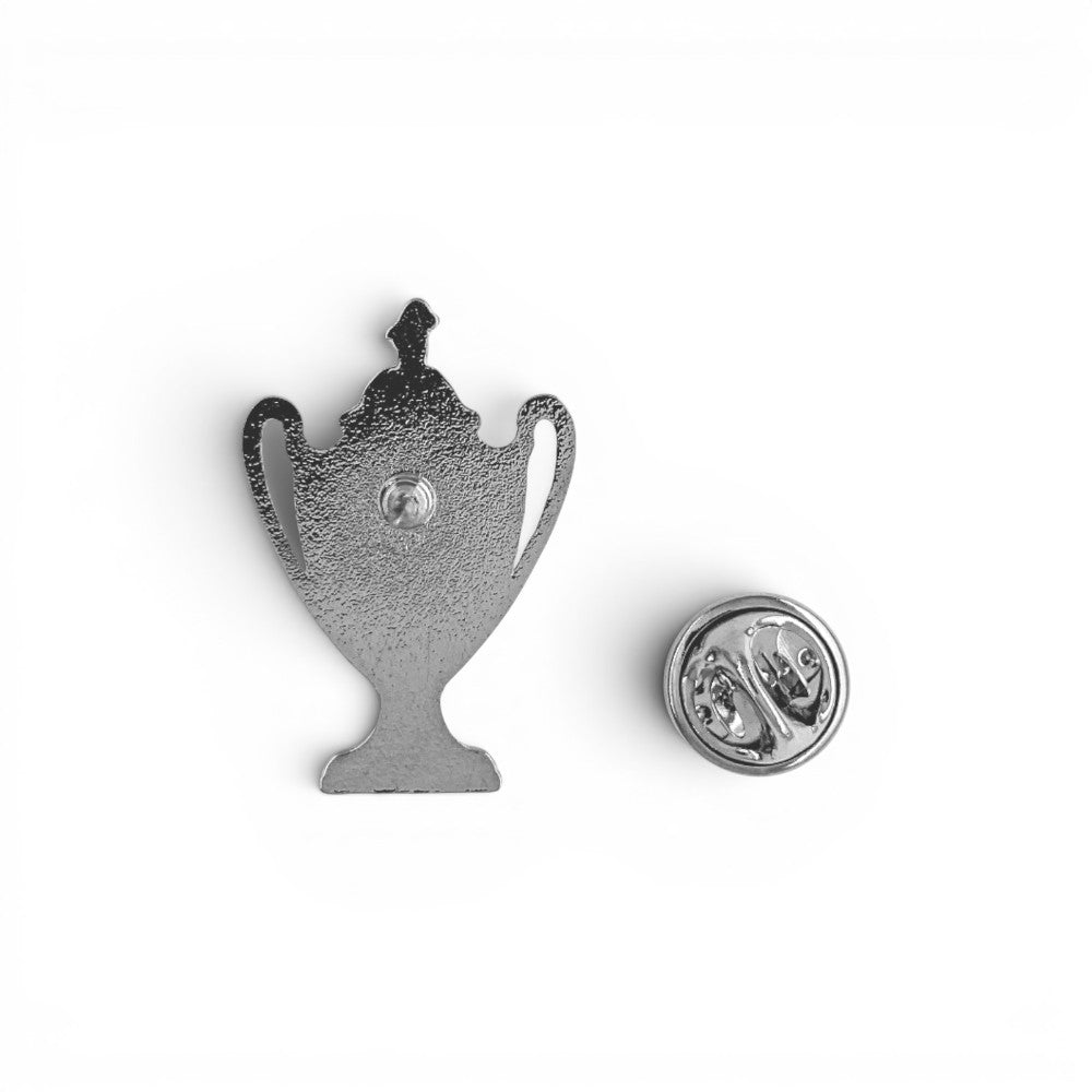 Am Ball Coupe de France Anstecknadel aus Zamak in Form der Trophäe, Rückseite mit Verschluss.