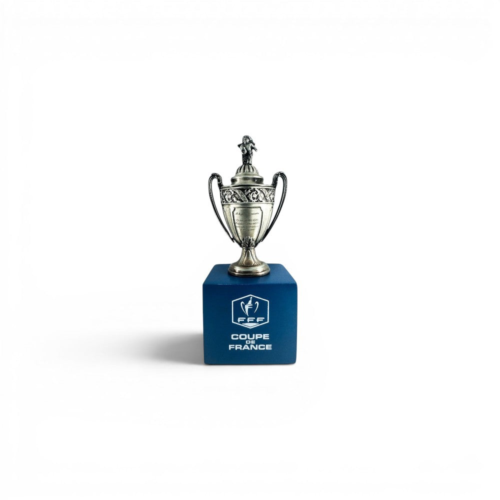 Am Ball Coupe de France Pokal-Replika aus Zamak auf blauem Holzsockel, 45 mm hoch