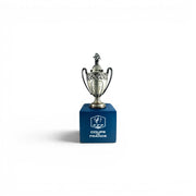 Am Ball Coupe de France Pokal-Replika aus Zamak auf blauem Holzsockel, 45 mm hoch