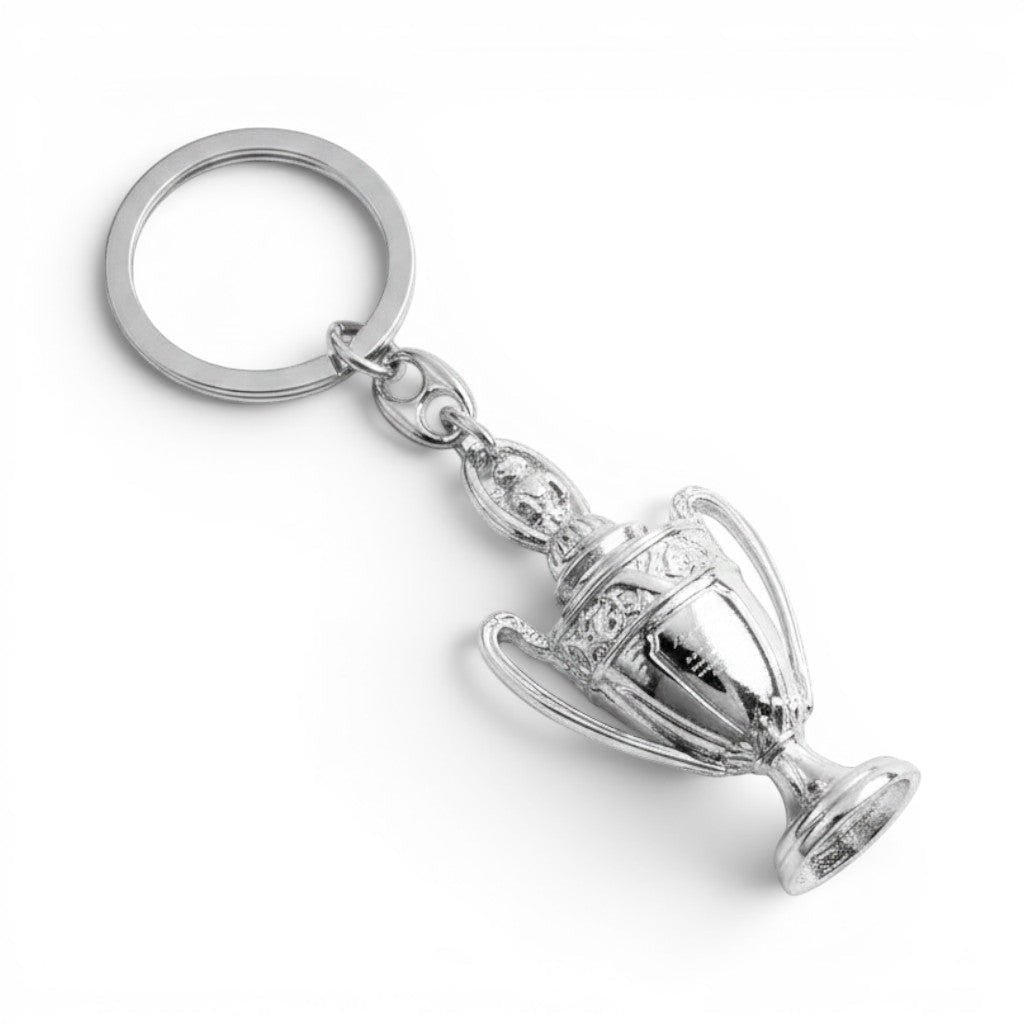 Am Ball Coupe de France Pokal-Schlüsselanhänger aus silberfarbenem Zamak, 50 mm große 3D-Miniatur der Trophäe.