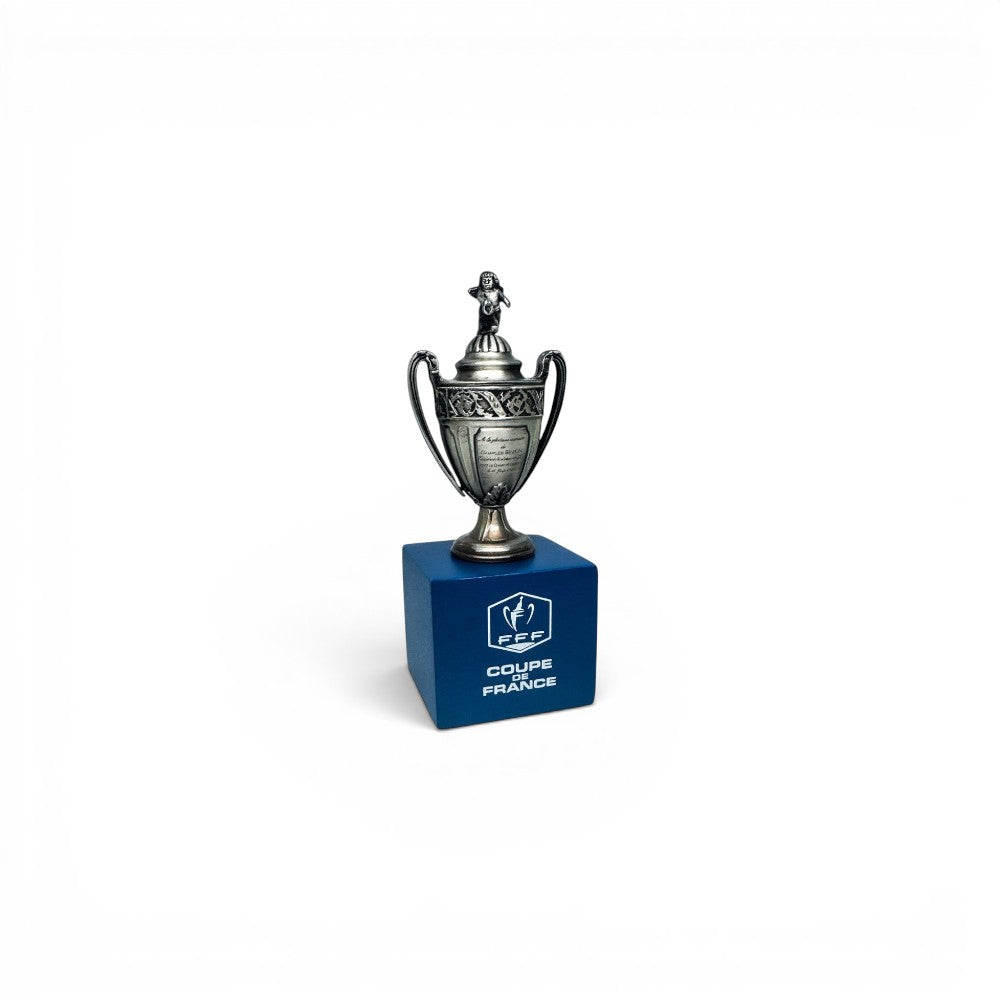 Am Ball Coupe de France Trophäen-Nachbildung aus Zamak auf einem blauen Holzsockel, 45 mm hoch.