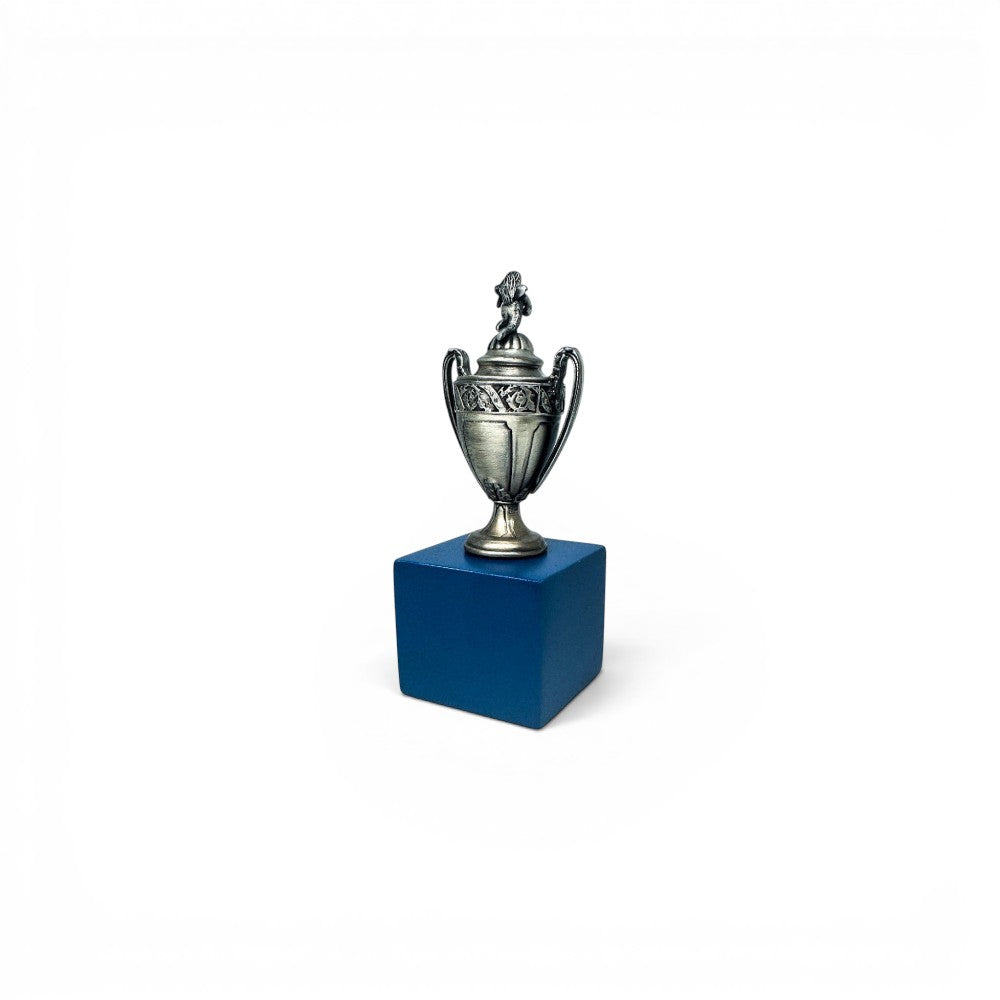 Am Ball Coupe de France Trophäen-Nachbildung aus Zamak auf einem blauen Holzsockel, 45 mm hoch.