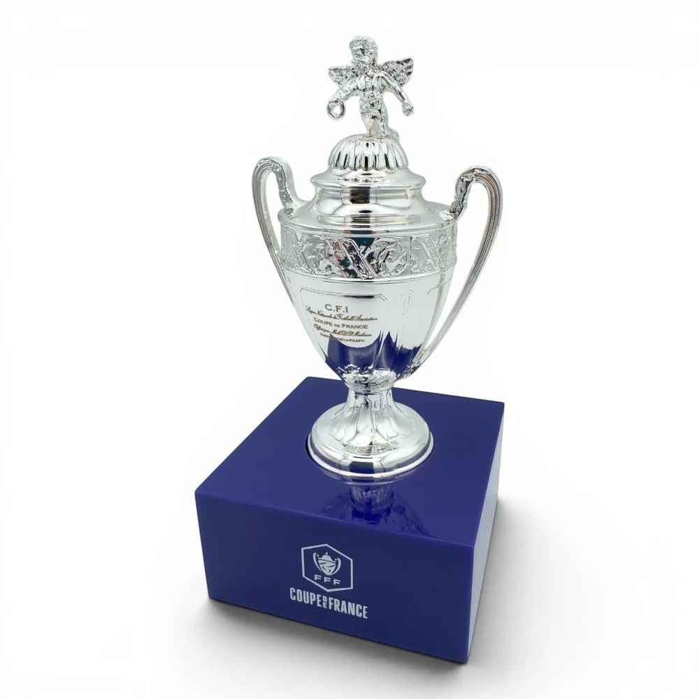 Coupe de France Trophäen-Nachbildung aus Zamak auf einem blauen Acrylsockel mit FFF-Logo