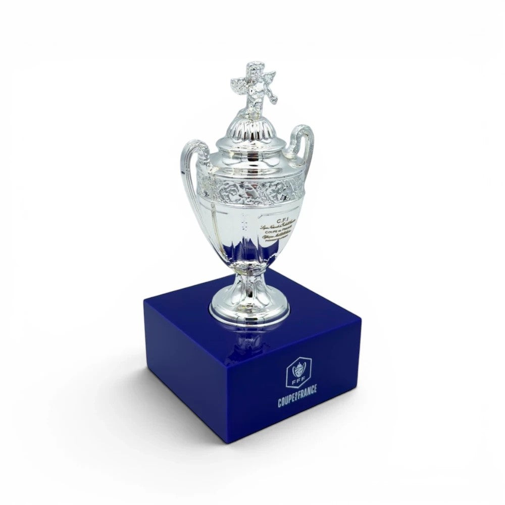 Coupe de France Trophäennachbildung aus Zamak, 100 mm hoch auf einem blauen Acrylsockel mit FFF-Logo.