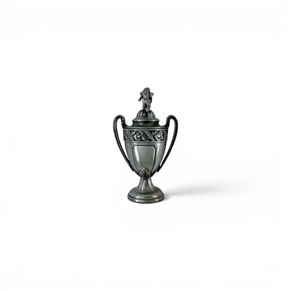 Am Ball 45 mm Coupe de France Trophäen-Nachbildung aus Zamak mit detaillierten Gravuren auf weißem Hintergrund