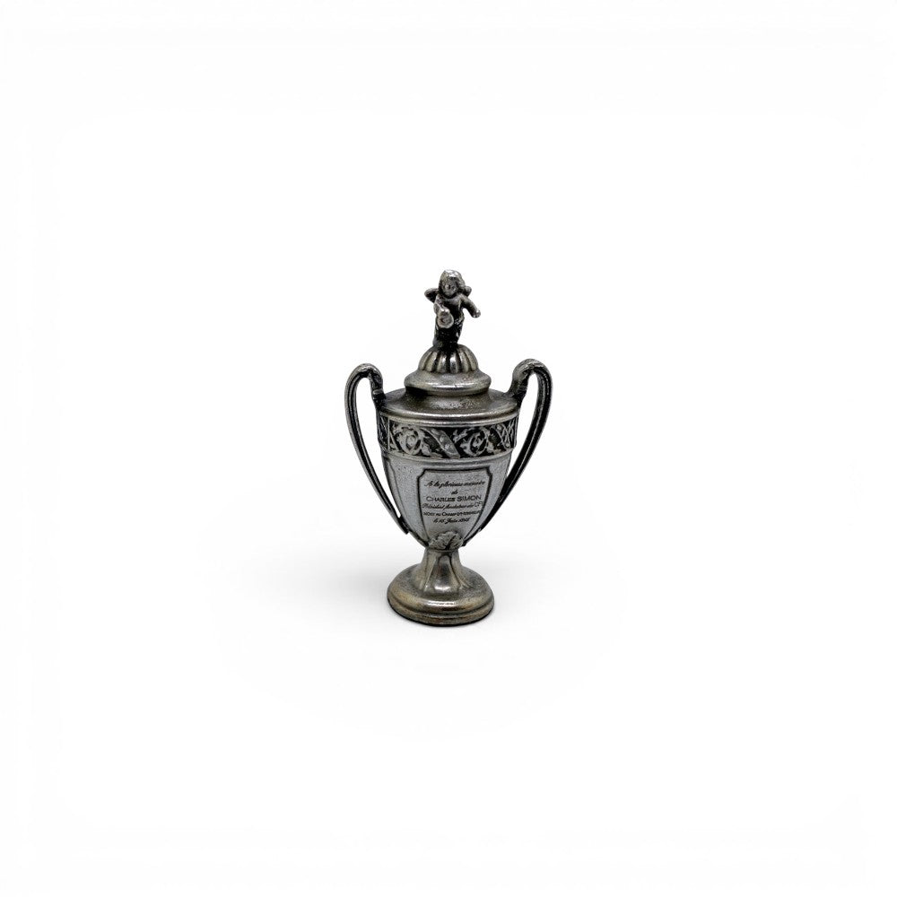 Am Ball 45 mm Coupe de France Trophäen-Nachbildung aus Zamak mit detaillierten Gravuren auf weißem Hintergrund