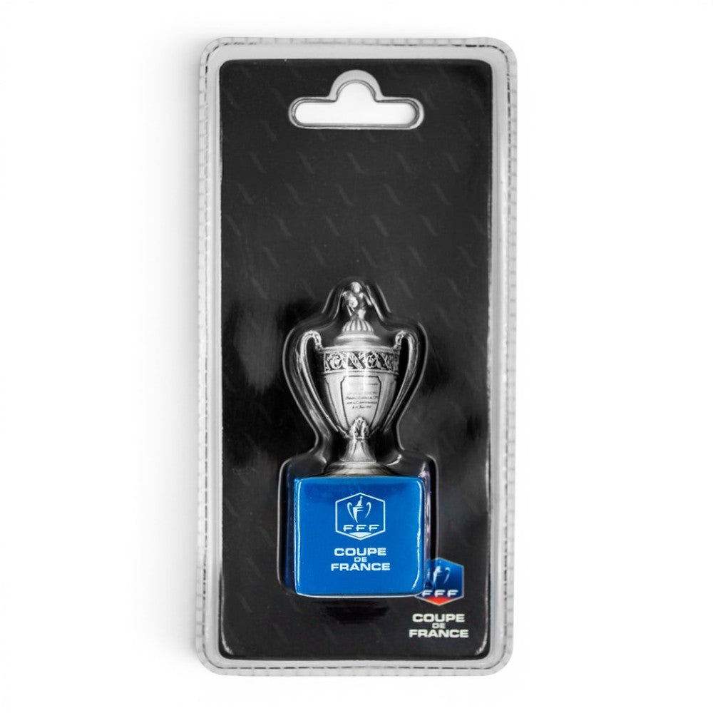 Am Ball Coupe de France Trophäen-Nachbildung aus Zamak auf blauem Holzsockel in Blisterverpackung