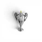 Am Ball Coupe Gambardella Pin aus silberfarbenem Zamak mit goldenem Detail in Form eines Fußballpokals