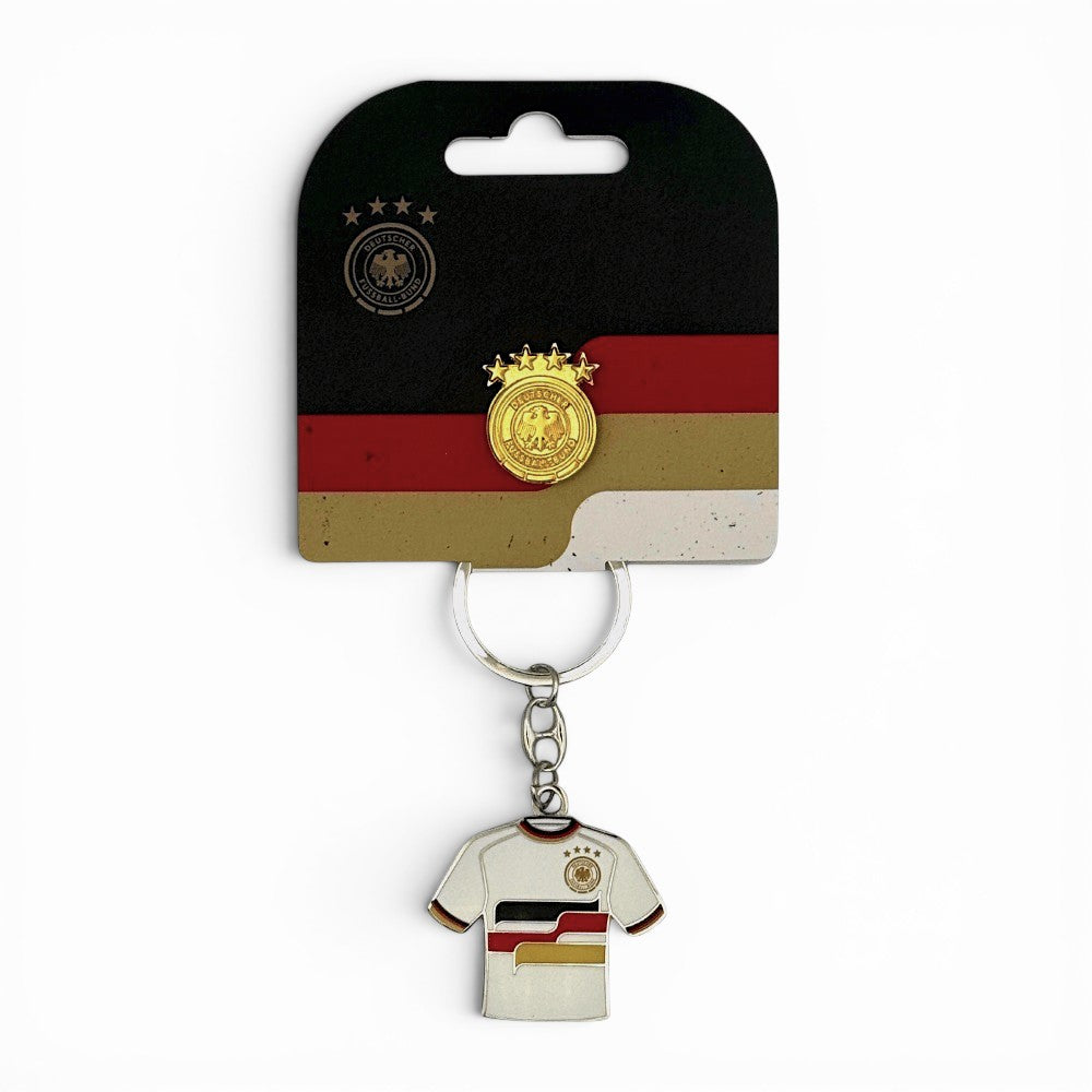 Am Ball DFB Fan-Set mit goldenem Verbands-Pin und Trikot-Schlüsselanhänger auf offizieller DFB-Trägerkarte